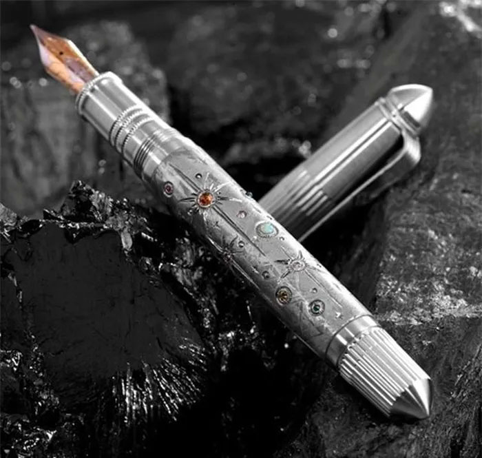 Sốc với những chiếc bút làm từ thiên thạch hơn 4 tỷ năm tuổi, có giá cao ngất ngưởng