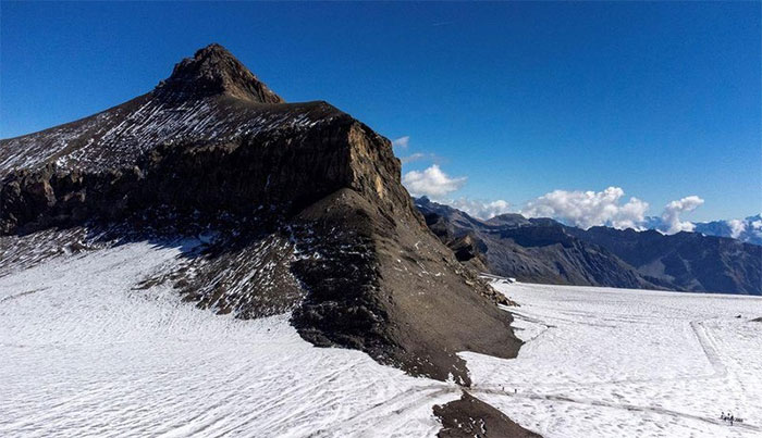 Sông băng trên dãy Alps ở Thụy Sĩ tan chảy để lộ con đường đầy đá