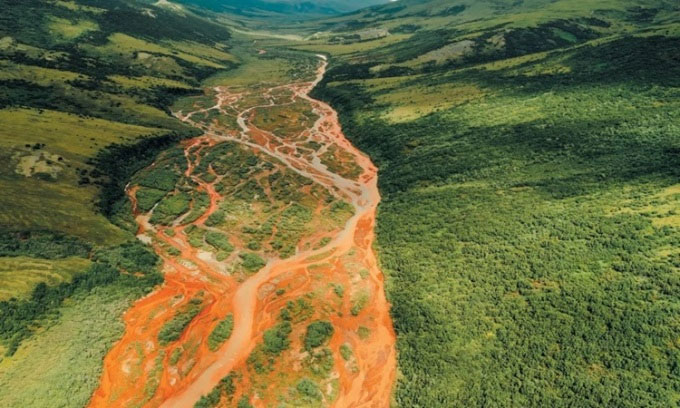 Sông ngòi ở Alaska chuyển thành màu cam bí ẩn