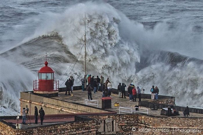 Sóng quái vật thách thức những kẻ bạo gan bờ biển Bồ Đào Nha
