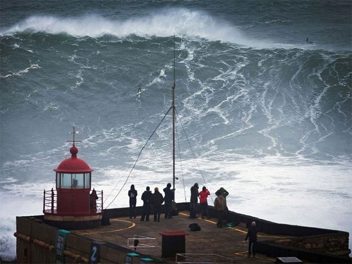 Sóng quái vật thách thức những kẻ bạo gan bờ biển Bồ Đào Nha