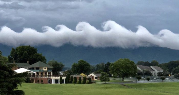 Sóng thần mây cuộn trào trên bầu trời Mỹ