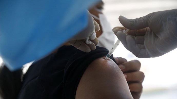 Sốt kéo dài sau tiêm vaccine có thể là triệu chứng nhiễm virus SARS-CoV