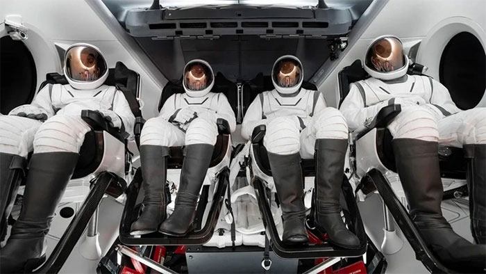 SpaceX công bố bộ đồ du hành vũ trụ mới, khác gì đồ của NASA, Roscosmos?