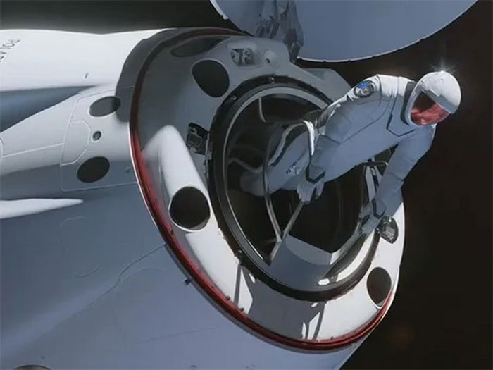 SpaceX dự kiến chuyến bay thương mại có hoạt động đi bộ ngoài không gian