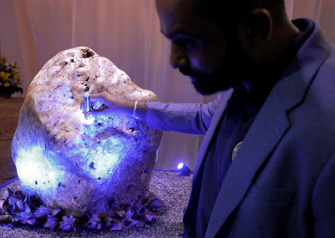 Sri Lanka tìm thấy hòn đá sapphire khủng nặng hơn 300kg