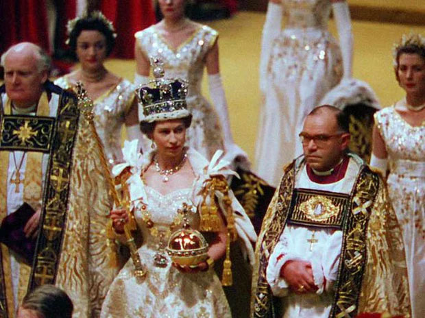 Sự thật đáng kinh ngạc về chiếc váy mang tính lịch sử của Nữ hoàng Anh trong lễ đăng quang cách đây 70 năm