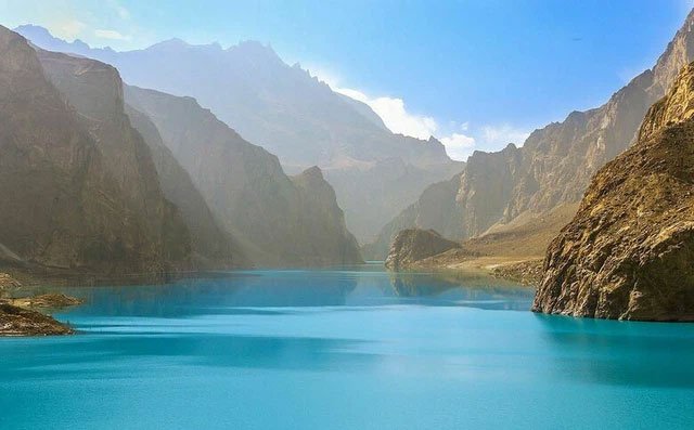 Sự thật đằng sau hồ nước xanh ngắt đẹp như tranh vẽ ở Pakistan