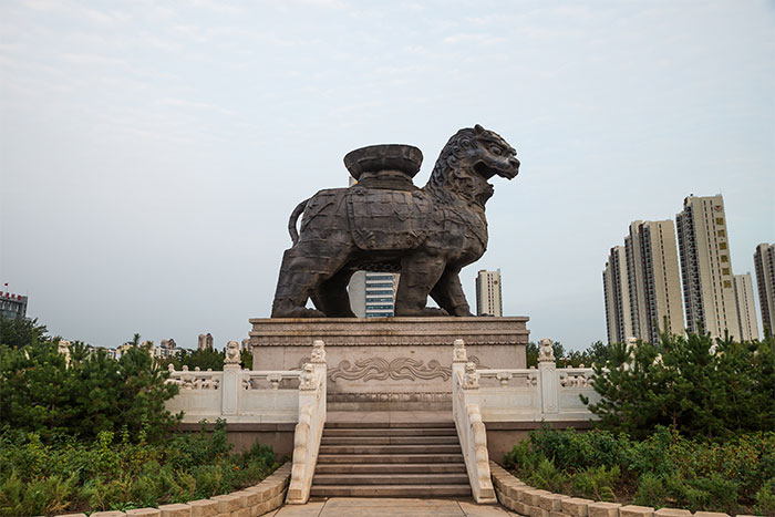 Sư tử sắt 32 tấn tồn tại hàng nghìn năm nhưng lại bị đổ vỡ do sự bảo vệ của các chuyên gia