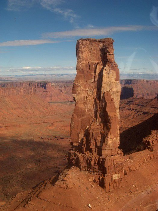 Tại Mỹ, có một cột đá cao 120 mét đung đưa khi gặp động đất và gió lớn