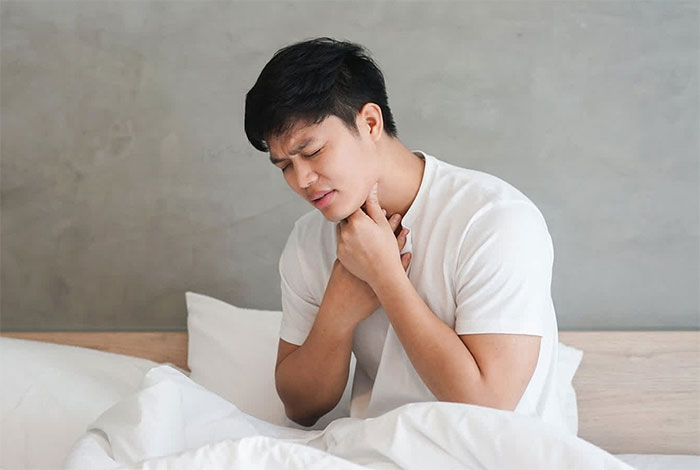 Tại sao bạn đau họng khi thức dậy vào buổi sáng?