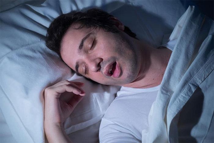 Tại sao bạn đau họng khi thức dậy vào buổi sáng?