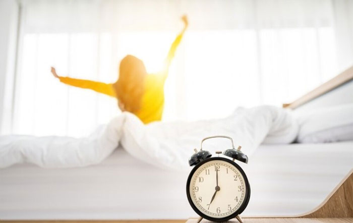 Tại sao bạn luôn thức dậy trước khi báo thức reo?