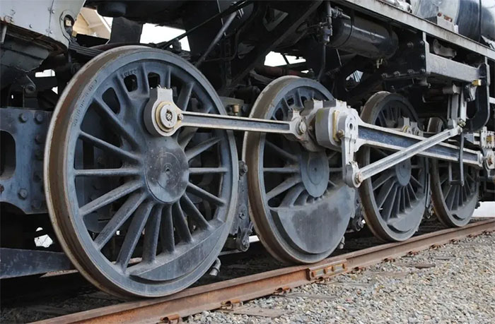 Tại sao bánh xe lửa bằng kim loại mà bánh xe ô tô lại là cao su?