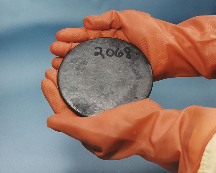 Tại sao các nhà khoa học có thể chạm vào Uranium mà không cần quần áo bảo hộ?