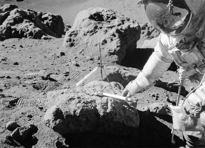 Tại sao các nhà khoa học lấy đất trên Mặt trăng đem về Trái đất còn ở sao Hỏa thì không?