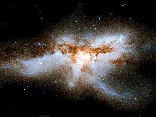Tại sao các thiên hà chủ yếu có hình đĩa chứ không phải hình cầu?