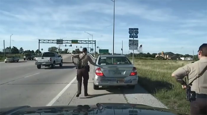 Tại sao cảnh sát Mỹ chạm tay vào đuôi ôtô khi dừng xe vi phạm?