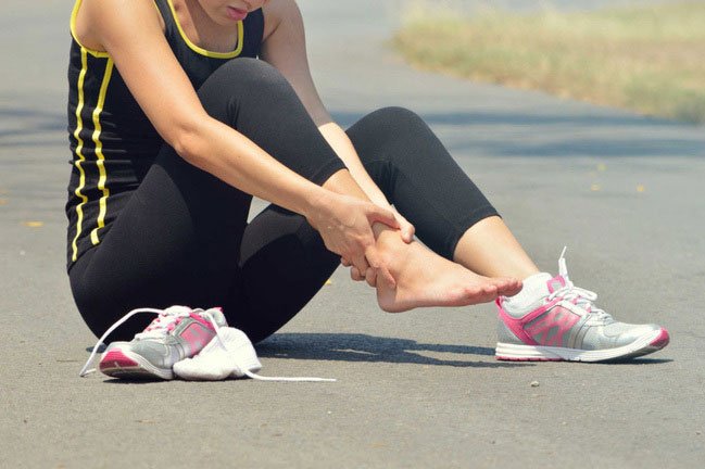 Tại sao chúng ta lại đau mắt cá chân khi chạy?