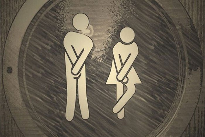 Tại sao chúng ta lại... muốn đi tiểu khi đứng gần phòng vệ sinh?