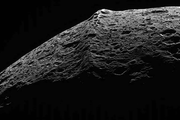 Tại sao có nhà khoa học nghi ngờ dấu hàn được tìm thấy trên bề mặt Iapetetus là một con tàu vũ trụ bị bỏ rơi?