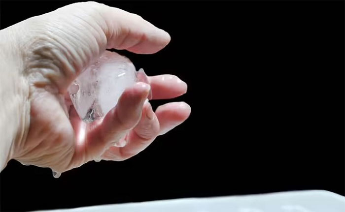 Tại sao đá lạnh có thể dính vào tay khi cầm?
