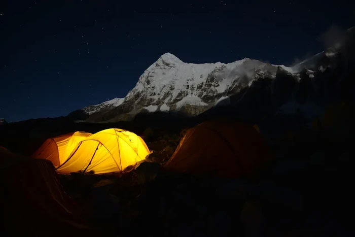 Tại sao đỉnh Everest lại tạo ra tiếng ồn vào ban đêm?