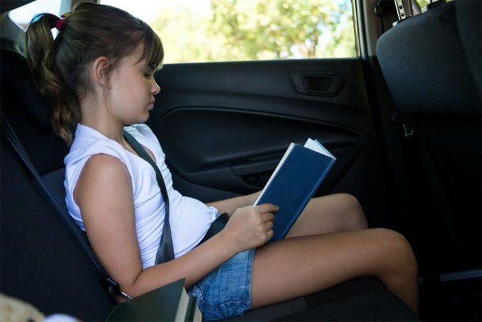 Tại sao đọc sách ở ghế sau xe hơi khiến bạn dễ say xe?