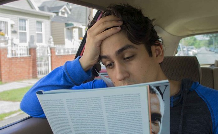 Tại sao đọc sách ở ghế sau xe hơi khiến bạn dễ say xe?