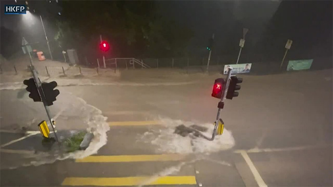 Tại sao Hong Kong hứng chịu mưa lũ lớn bất thường?