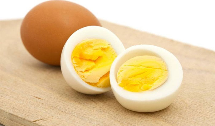 Tại sao khi luộc trứng thì protein của trứng lại bị đông đặc lại?