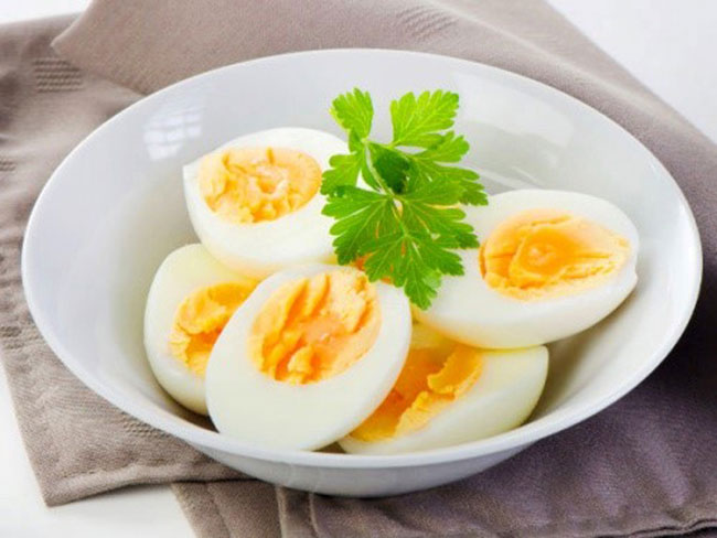Tại sao khi luộc trứng thì protein của trứng lại bị đông đặc lại?