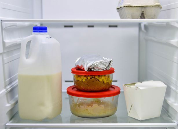 Tại sao không nên gói thức ăn thừa bằng giấy bạc?