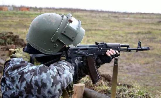 Tại sao lực lượng đặc biệt ít khi dùng mũ sắt quân sự?