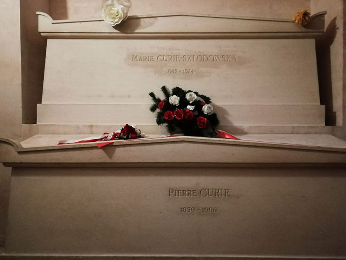Tại sao Marie Curie được chôn cất trong quan tài lót chì?