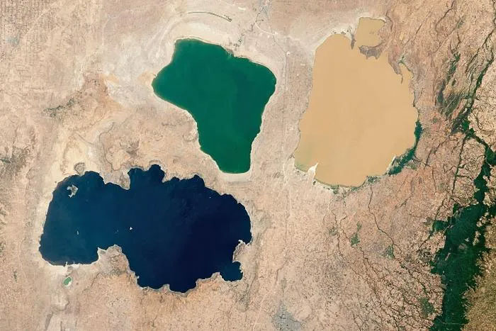 Tại sao mặt nước hồ trên thế giới lại có màu sắc đa dạng đến thế?