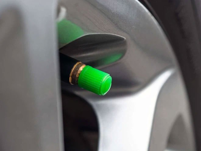 Tại sao một số người lại bơm khí nitơ vào lốp xe thay vì không khí?