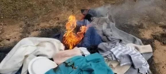 Tại sao người ta đốt quần áo sau khi chết?