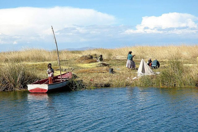 Tại sao người Uru có thể xây dựng những hòn đảo nổi trên Titicaca mà không cần đến công nghệ hiện đại?