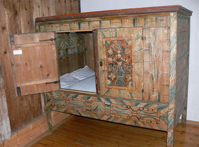 Tại sao nhiều người Châu Âu thời Trung cổ lại ngủ trong những chiếc giường hộp?