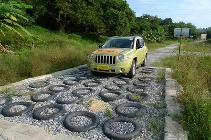 Tại sao nhiều nơi tại Hoa Kỳ lại phải chôn lốp xe xuống dưới mặt đường cao tốc?