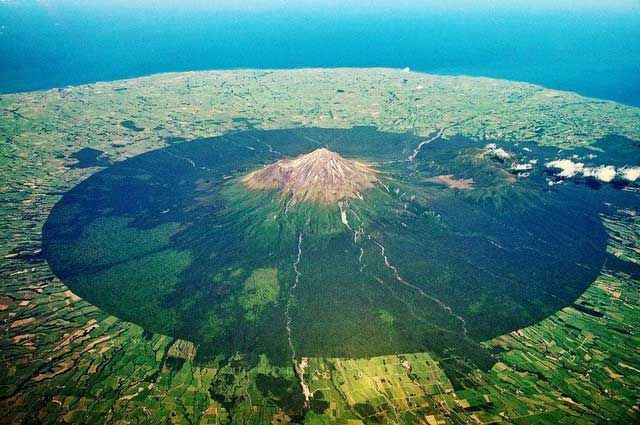 Tại sao núi Taranaki ở New Zealand lại có ranh giới gần như hình tròn hoàn hảo?