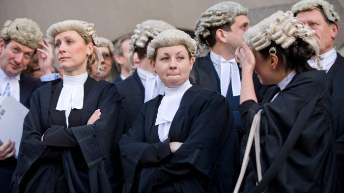Tại sao thẩm phán và luật sư nước ngoài đội tóc giả?