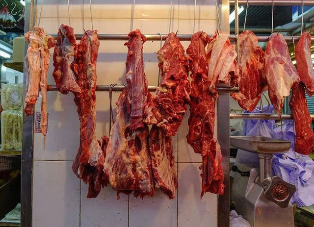 Tại sao thịt bò luôn treo trên cao, thịt lợn thì đặt dưới bàn?