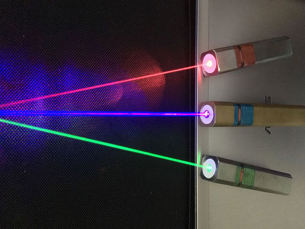 Tại sao tia laser thường chỉ có màu đỏ?