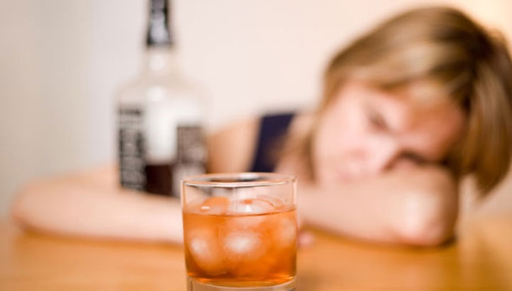Tại sao uống rượu lại khiến chúng ta mờ mắt?