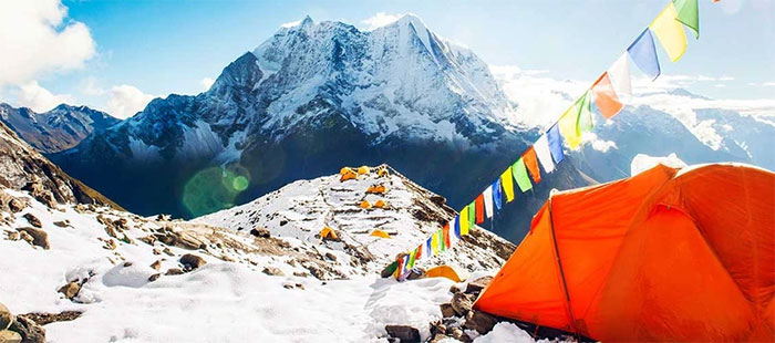 Tại sao việc leo lên đỉnh Everest phải bắt đầu lúc nửa đêm?