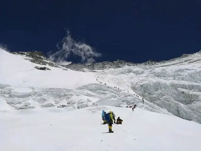 Tại sao việc leo lên đỉnh Everest phải bắt đầu lúc nửa đêm?
