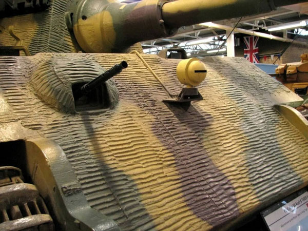 Tại sao xe tăng Đức thời Thế chiến II lại có lớp vỏ sần sùi như vậy?