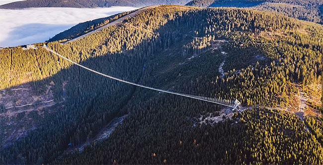 Tận mục sở thị cây cầu treo dài nhất thế giới bắc qua thung lũng sâu